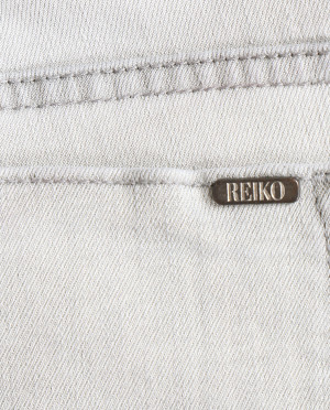 Джинсы с молниями на карманах и щиколотках - Деталь